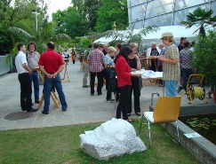 Gäste auf der Vernissage im Botanischen Garten Graz